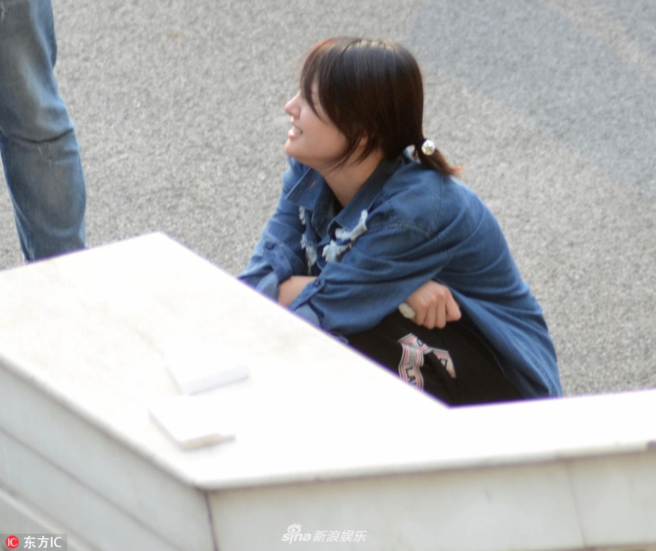 组图:郑爽身着牛仔外套现身 蹲地与助理热聊露灿笑