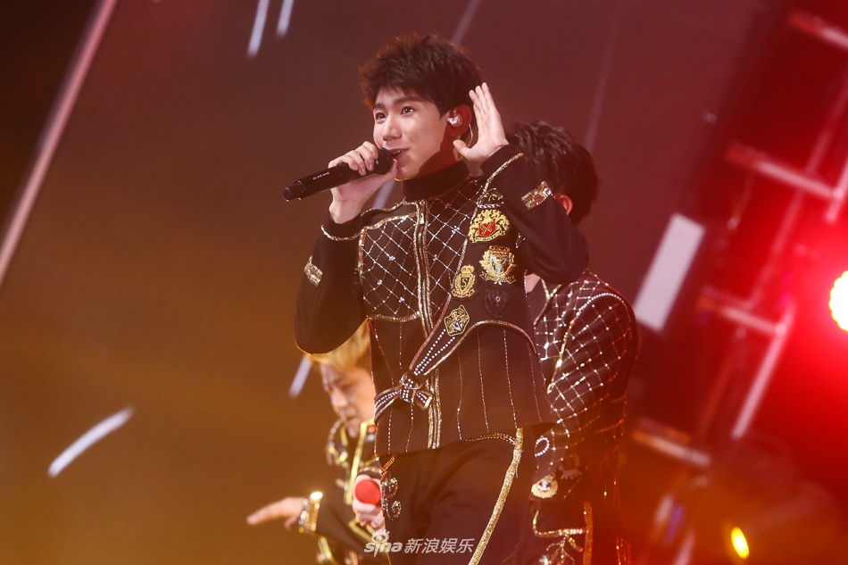 组图:tfboys四周年演唱会举行 三小只造型酷帅热舞激情