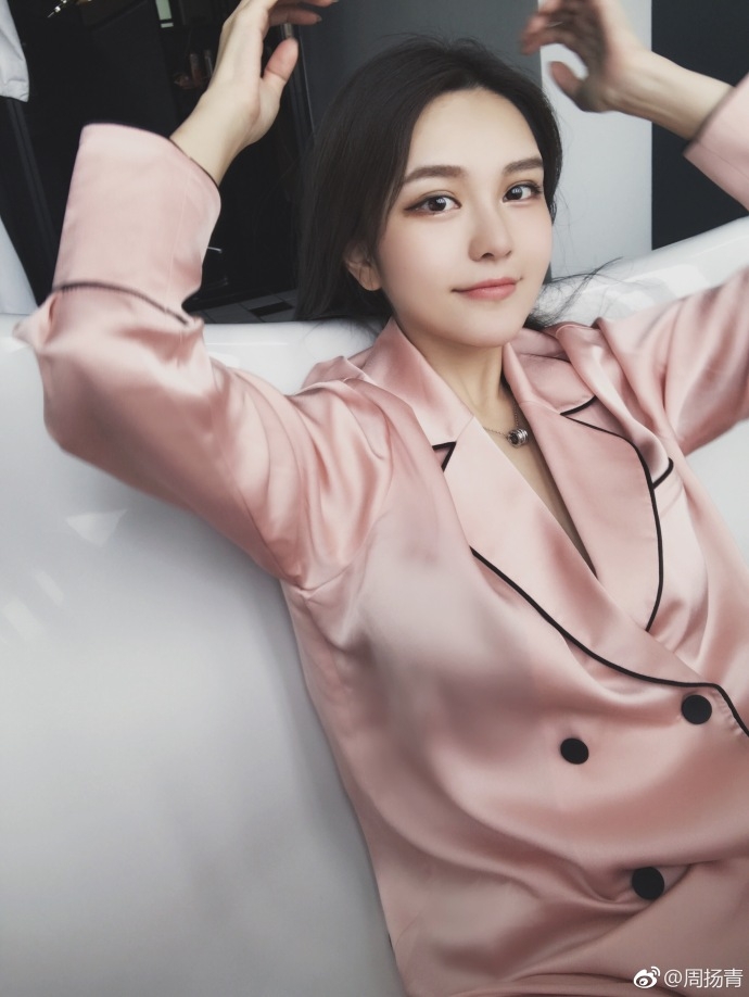 组图:罗志祥女友穿睡衣浴缸内自拍 表情天真可爱