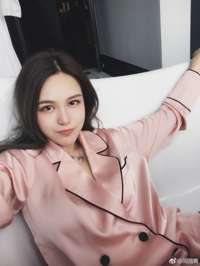 组图:罗志祥女友穿睡衣浴缸内自拍 表情天真可爱_高清图集_新浪网