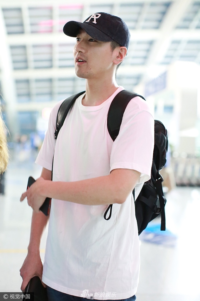 组图:赵又廷回京抿嘴笑 穿白t戴棒球帽帅气阳光