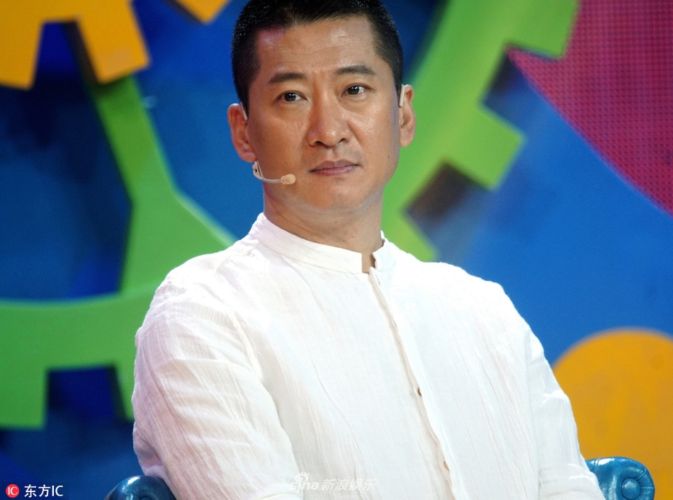 组图:周杰录制新节目避谈过去 与女主持热聊心情大好