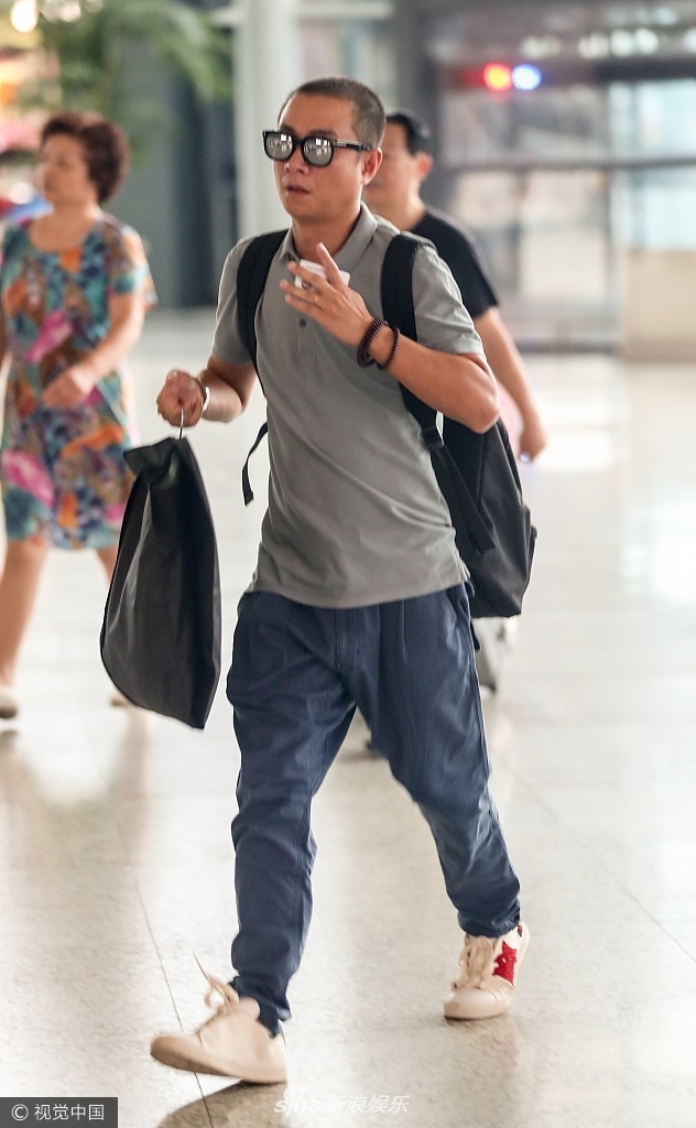 组图文章灰t搭萝卜裤低调现身机场小平头抢镜