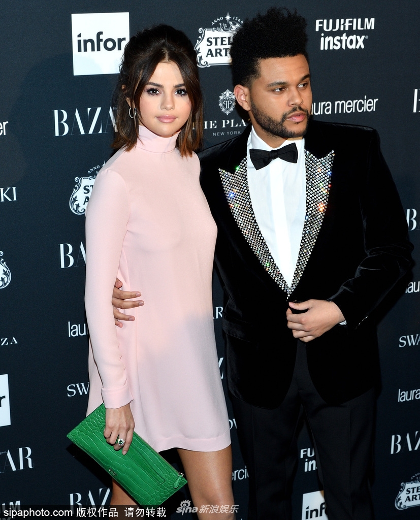 组图:赛琳娜穿粉色小纱裙现身 与男友盆栽哥秀恩爱