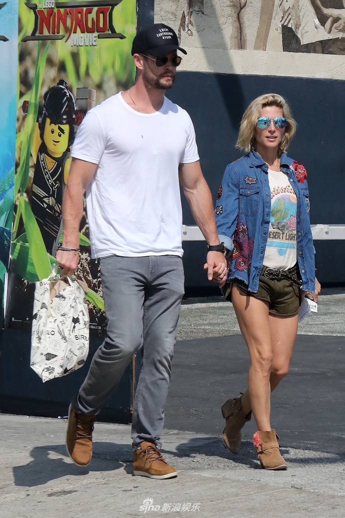 组图:"锤哥"牵手爱妻亮相街头恩爱甜蜜