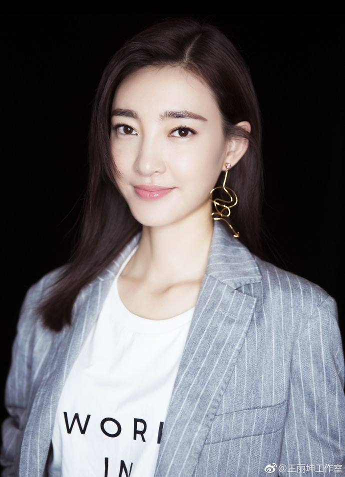 新浪娱乐讯 日前,王丽坤现身福州为《情遇曼哈顿》路演造势.