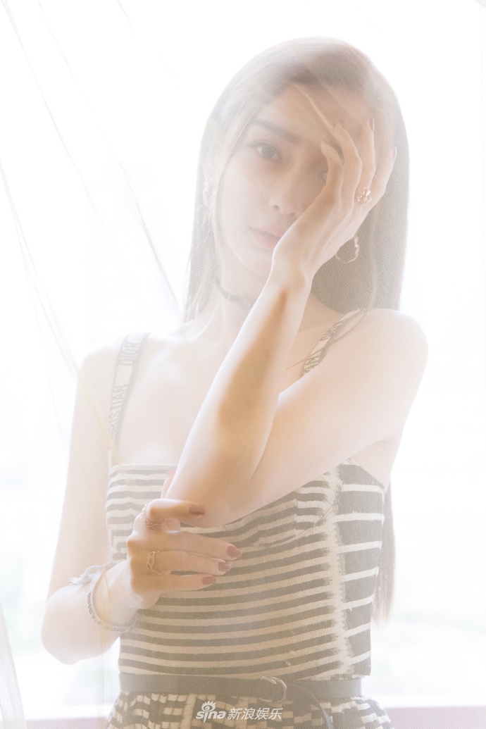 新浪娱乐讯 日前,angelababy身穿吊带条纹裙出镜,时而温柔优雅,时而