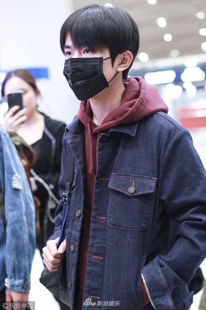 组图:易烊千玺口罩遮面单手插兜淡定任拍_高清图集_新浪网