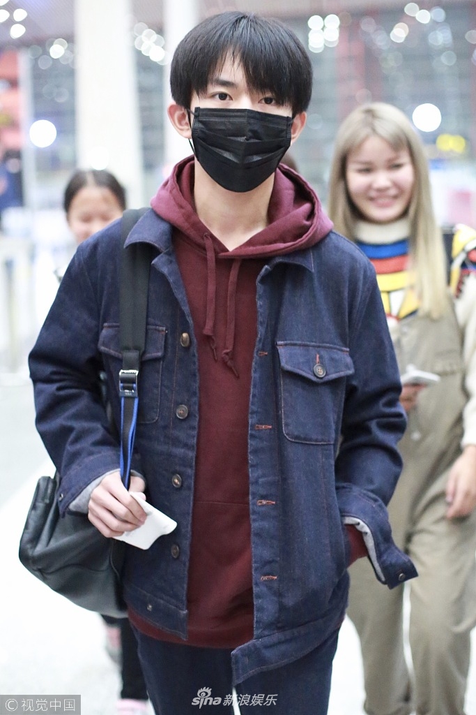 组图:易烊千玺口罩遮面单手插兜淡定任拍_高清图集_新浪网