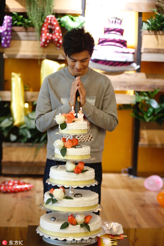 组图:乔振宇与粉丝一同庆生 双手合十许愿