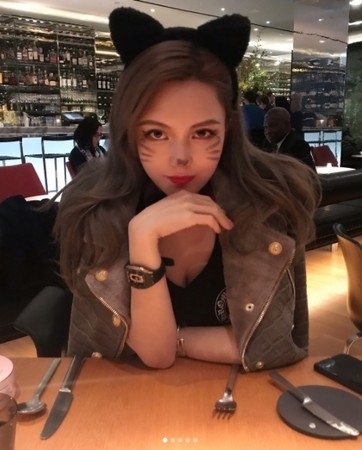 组图:罗志祥女友纽约扮猫女 披外套小露沟性感惹火