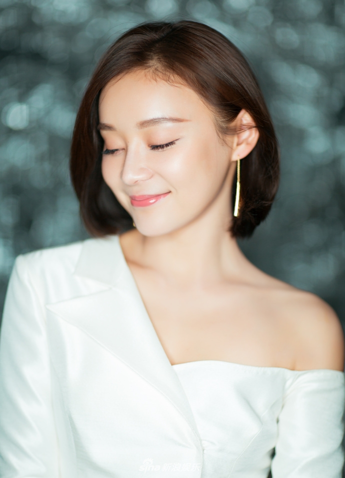 组图:袁姗姗斜露香肩清新优雅 低首浅笑温婉迷人