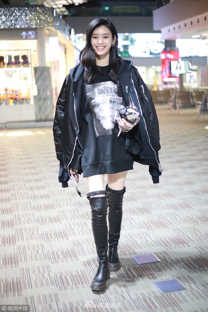 组图奚梦瑶长款卫衣配过膝靴拿火箭包心情好