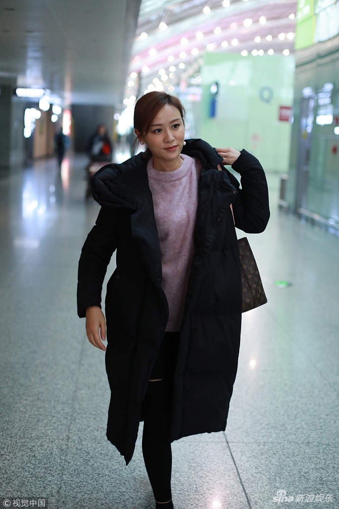 组图:叶一茜现身机场对镜甜笑 俏皮比v卖萌少女感十足