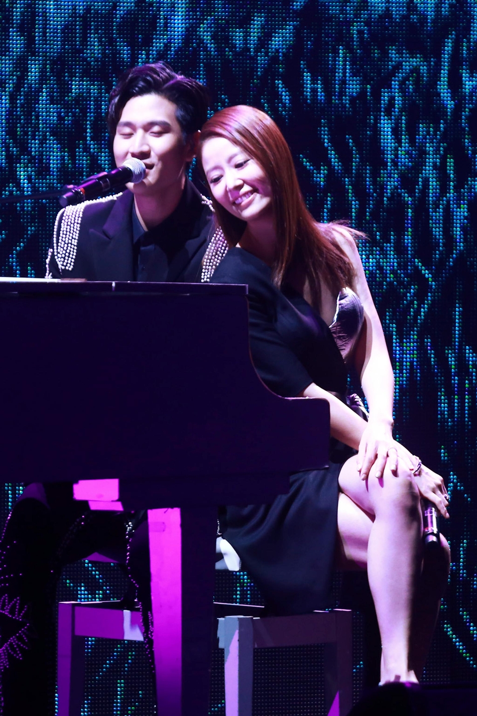 林心如黑裙露香肩 大笑秀闪亮钻戒