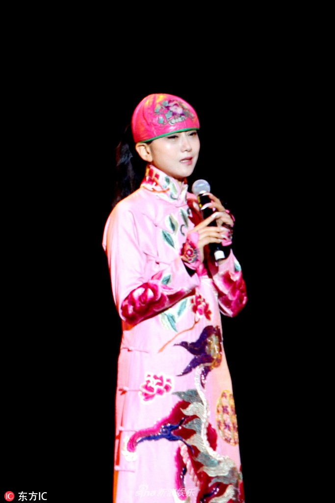 组图杨丽萍为品牌站台粉色刺绣旗袍显温婉气质