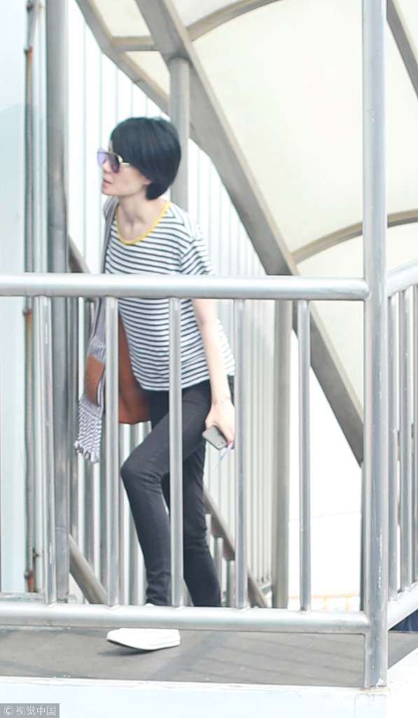 组图:王菲低调离京衣着朴素 露侧脸皮肤保养超好