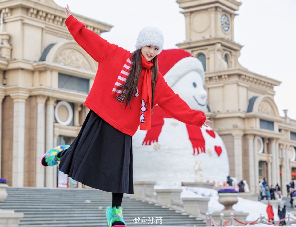 组图：孙芮晒哈尔滨街头写真 红衣白帽搭配雪人喜庆可爱