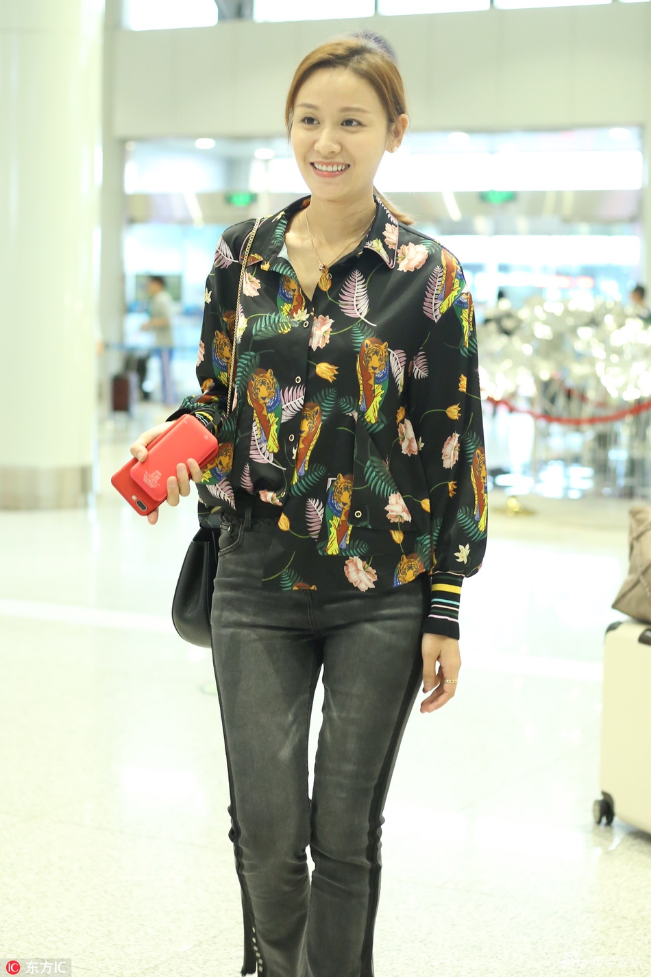 组图:叶一茜穿印花小衫清新甜美 面露灿笑心情好