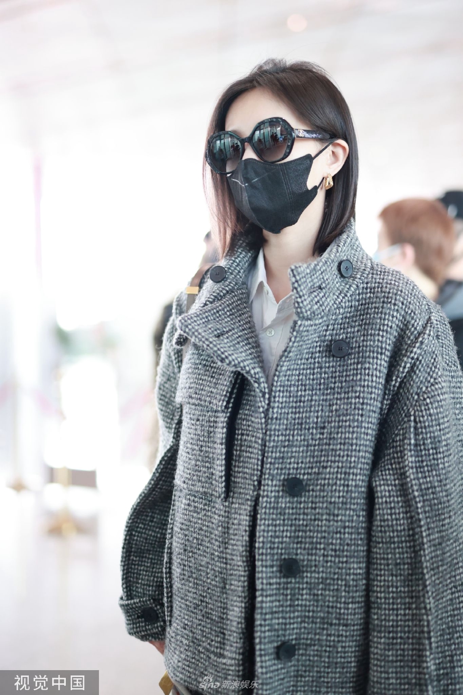 组图:李一桐穿小香风外套现身机场 墨镜口罩遮面又酷又飒