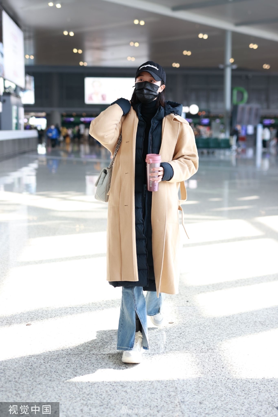 组图：蓝盈莹穿咖色大衣现身机场 包裹严实显保暖