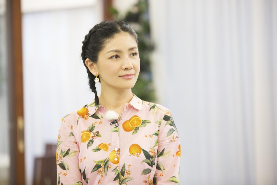 组图胡可双马尾编发活力满满单手拎箱化身大力美少女