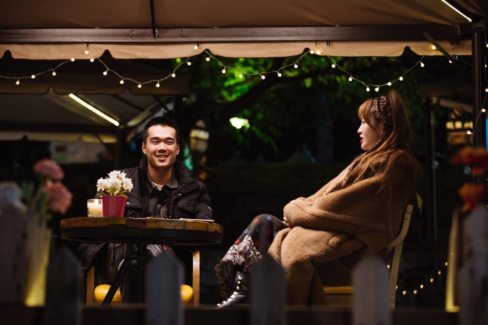 组图:金莎彩色编发青春活泼 与耿斯汉山顶浪漫露营并肩看夕阳