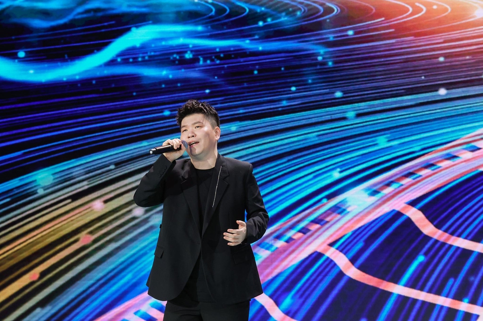 组图:2021微博电影之夜现场 常石磊登台献唱深情款款