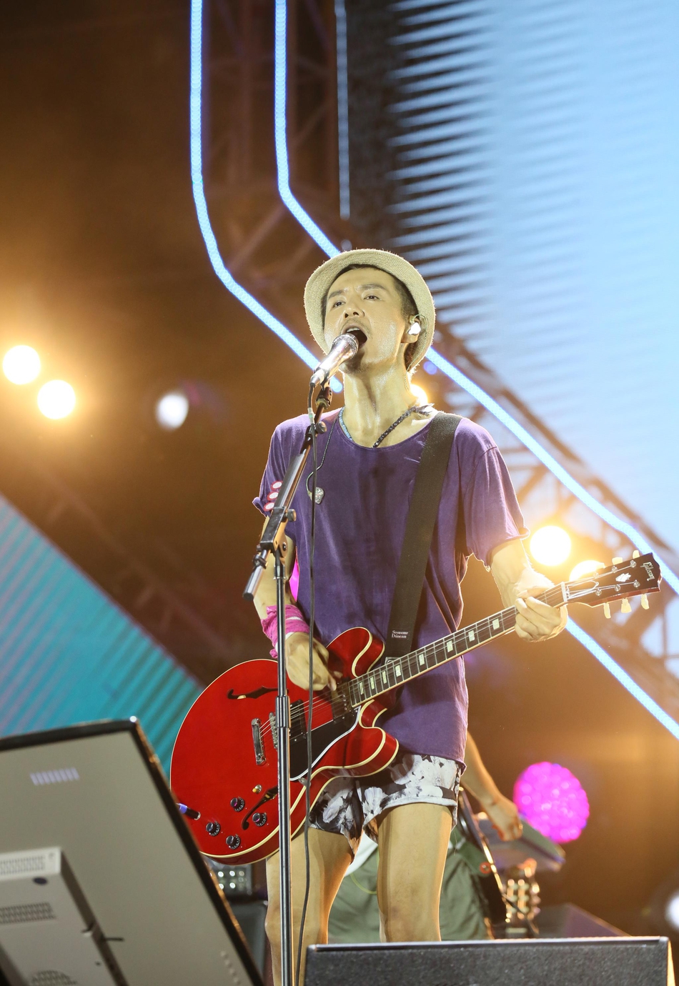 组图:朴树紫t搭花裤献唱音乐节 手握吉他大汗淋漓现音乐人魅力