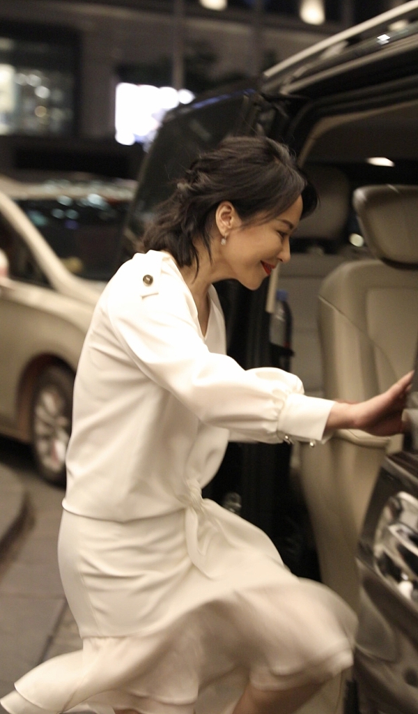 组图:俞飞鸿白色裙装仙气飘飘 低头浅笑气质温柔