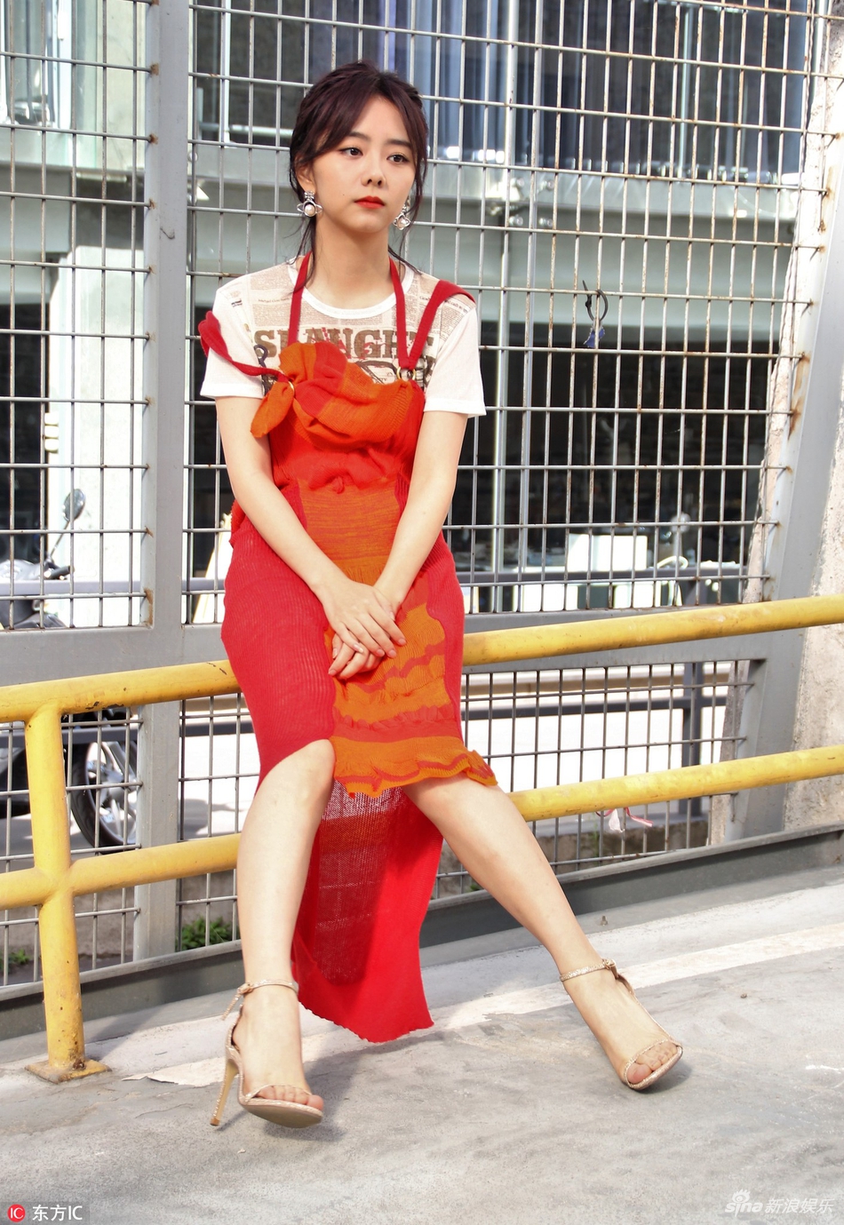 组图谭松韵裙装亮相青春阳光牛奶肌白皙甜美可人
