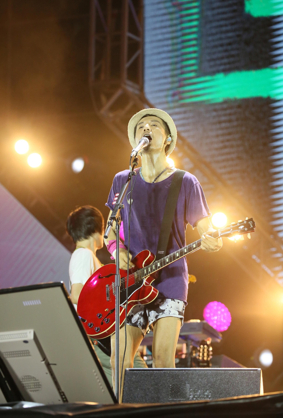 组图:朴树紫t搭花裤献唱音乐节 手握吉他大汗淋漓现音乐人魅力