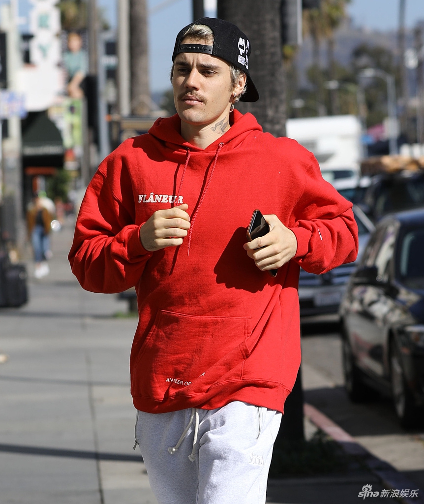 组图:比伯街头跑步装扮时尚清爽 素颜留络腮胡显成熟