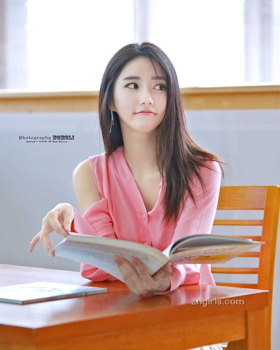 组图:韩嫩模俯身秀沟 气质清纯可人长腿逆天