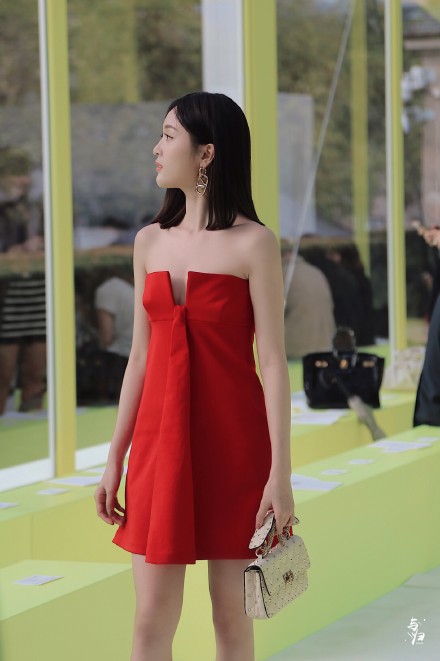 组图:吴宣仪身穿红色抹胸裙小露香肩 肤如凝脂尽显女人味