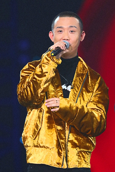 中午13:14分,gai周延在微博晒出与妻子王斯然的合影以及b超照片,官宣