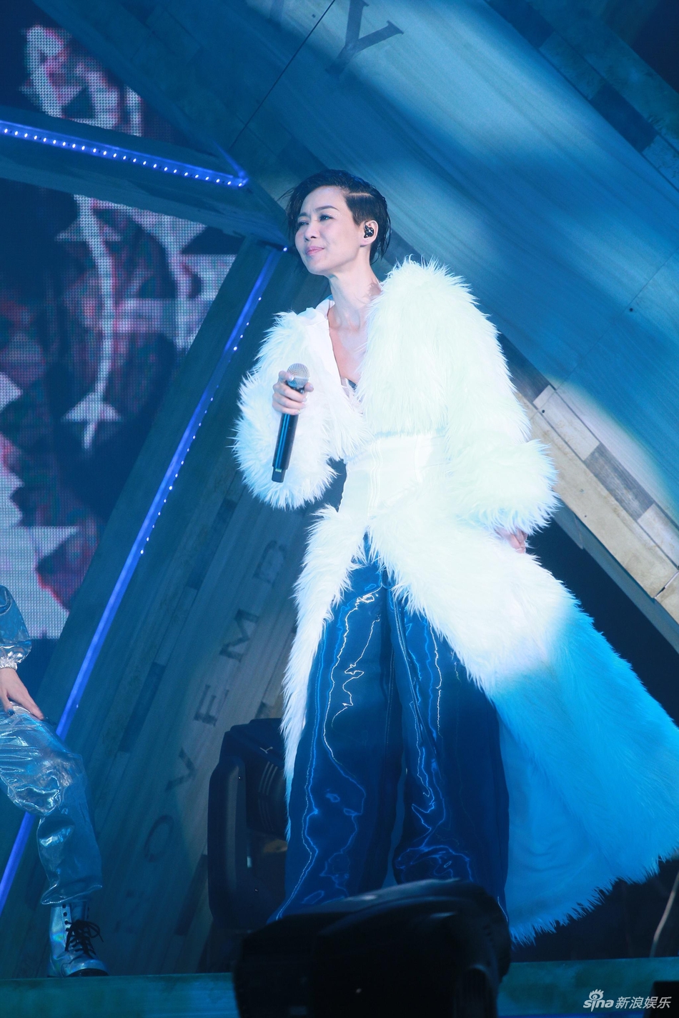 组图:拼了!赵学而红馆开唱 仅穿内衣身材骨感