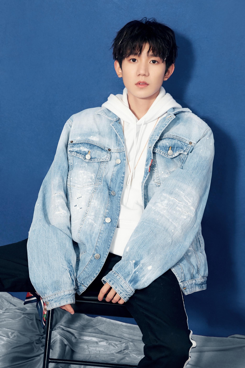 组图王源白色卫衣搭牛仔外套青春活力一头锡纸烫嘻哈范十足