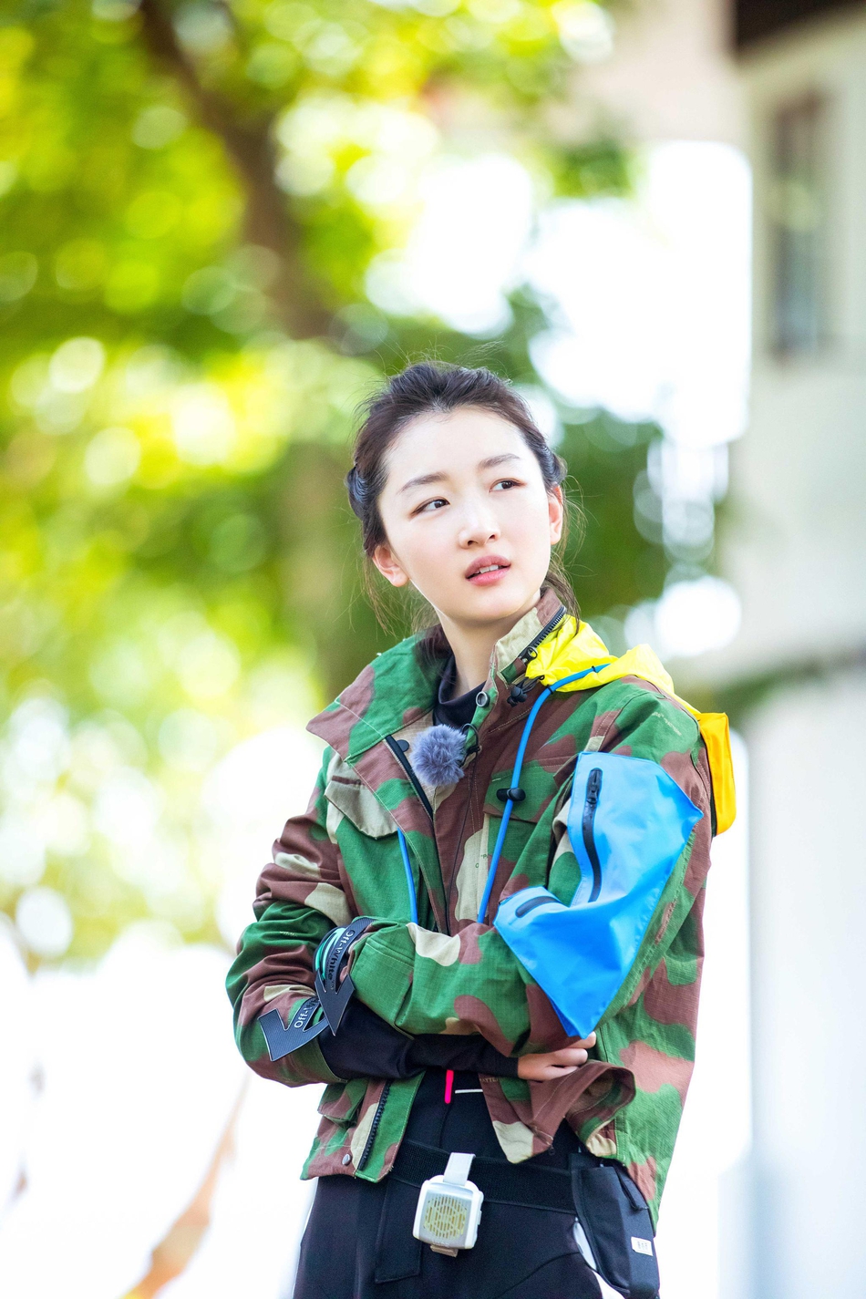 周冬雨扎高马尾穿迷彩服