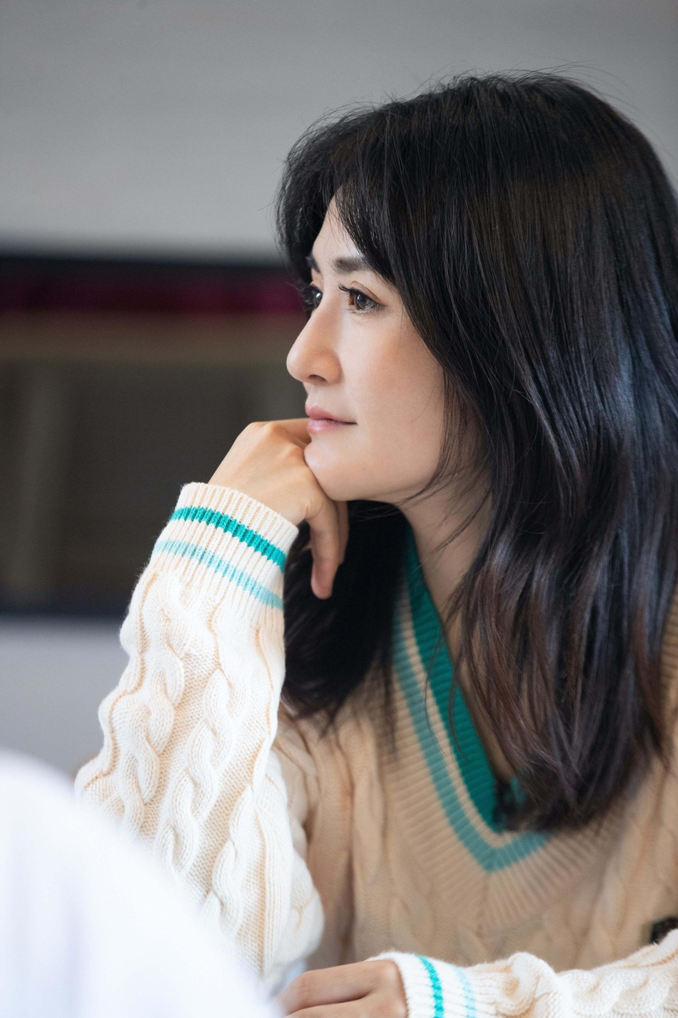 组图:谢娜学院风毛衣搭牛仔裤简单舒适 披散长发似温柔学姐