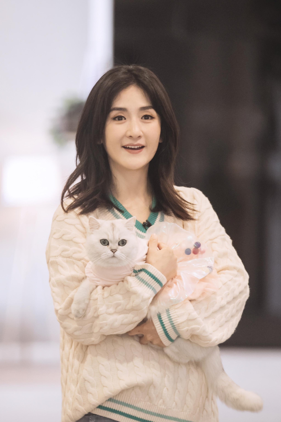 组图:谢娜学院风毛衣搭牛仔裤简单舒适 披散长发似温柔学姐