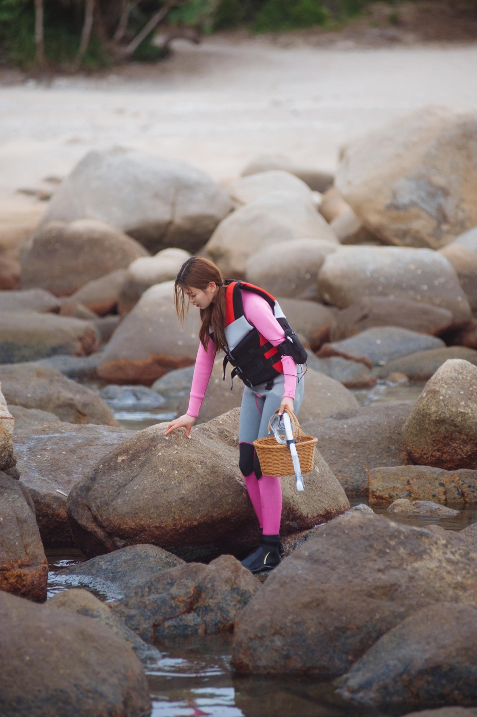 组图:杨超越身穿粉色潜水服海边玩耍 身材纤细少女感十足