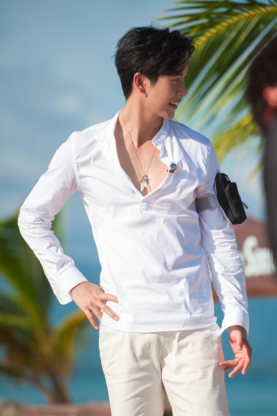 组图:推哥加盟《妻子》 白衬衫墨镜清爽帅气