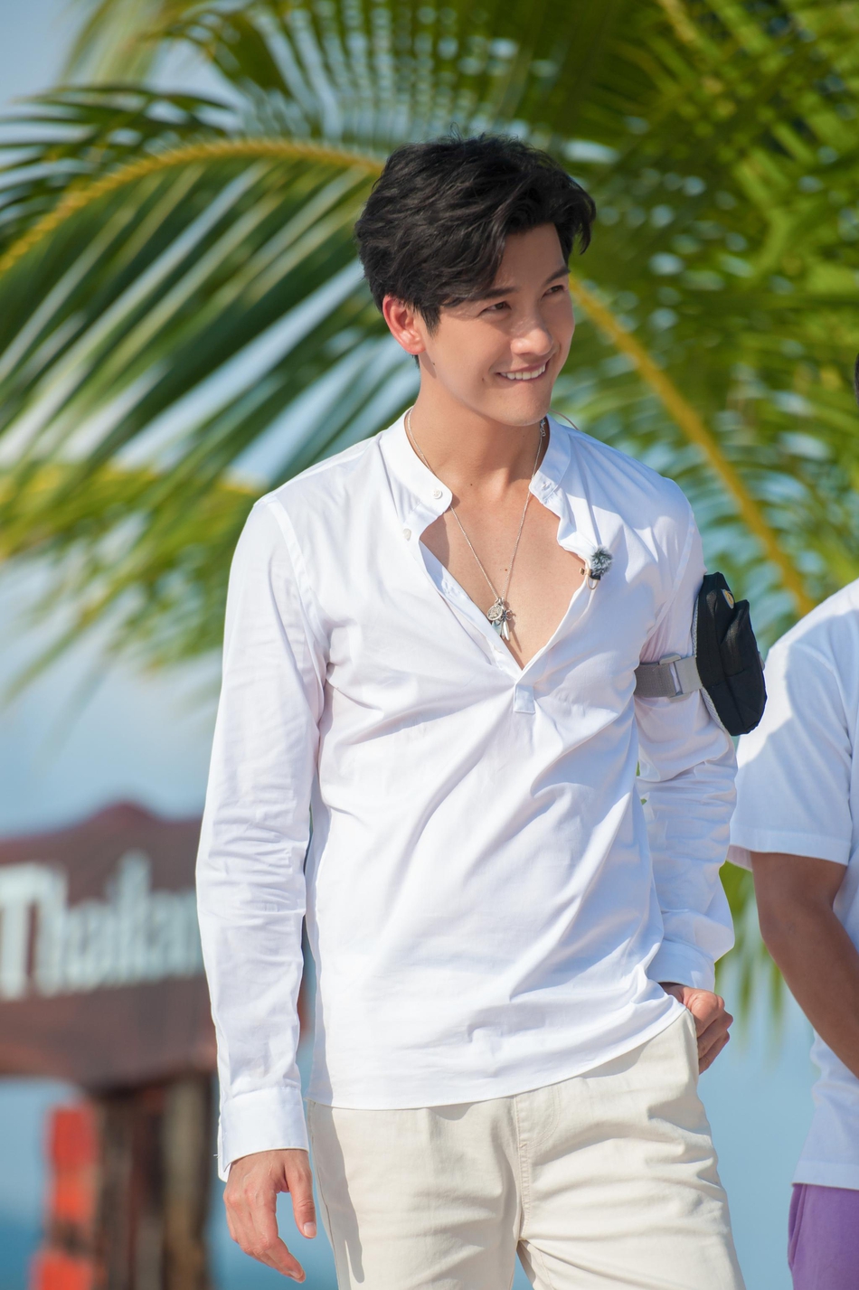 组图:推哥加盟《妻子》 白衬衫墨镜清爽帅气