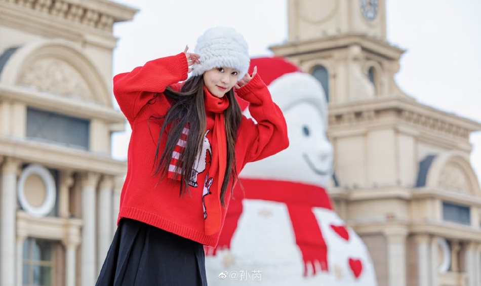 组图：孙芮晒哈尔滨街头写真 红衣白帽搭配雪人喜庆可爱