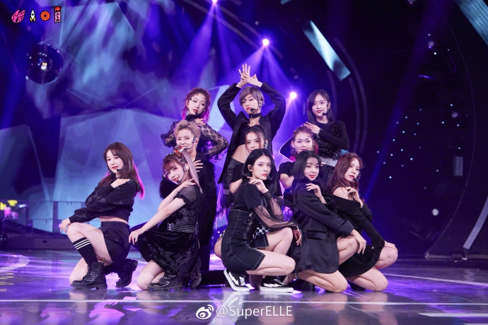 组图:火箭少女11人合体献唱 yamy短发新造型酷感十足