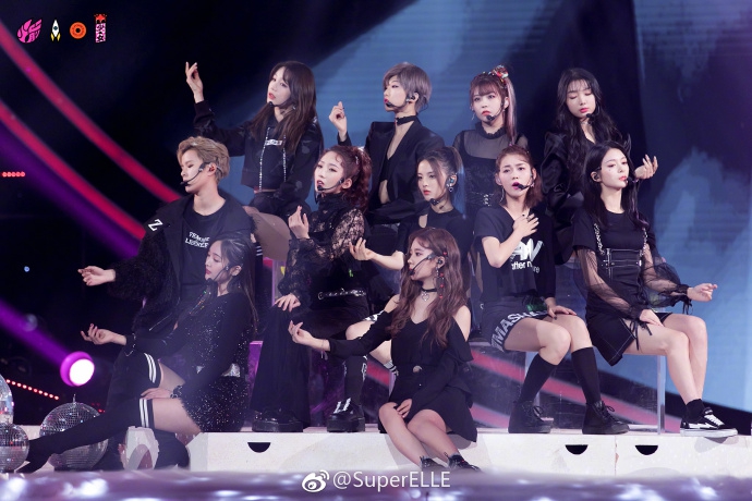 组图火箭少女11人合体献唱yamy短发新造型酷感十足