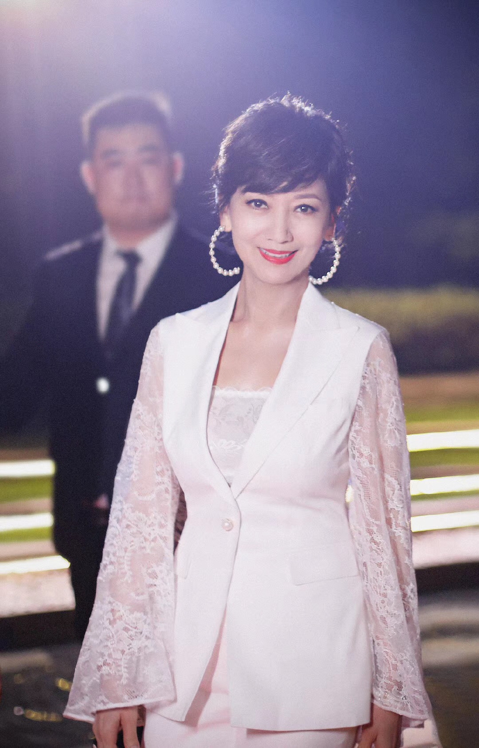 组图:赵雅芝纯白蕾丝套装配白耳饰现身 优雅高贵尽显女神风韵