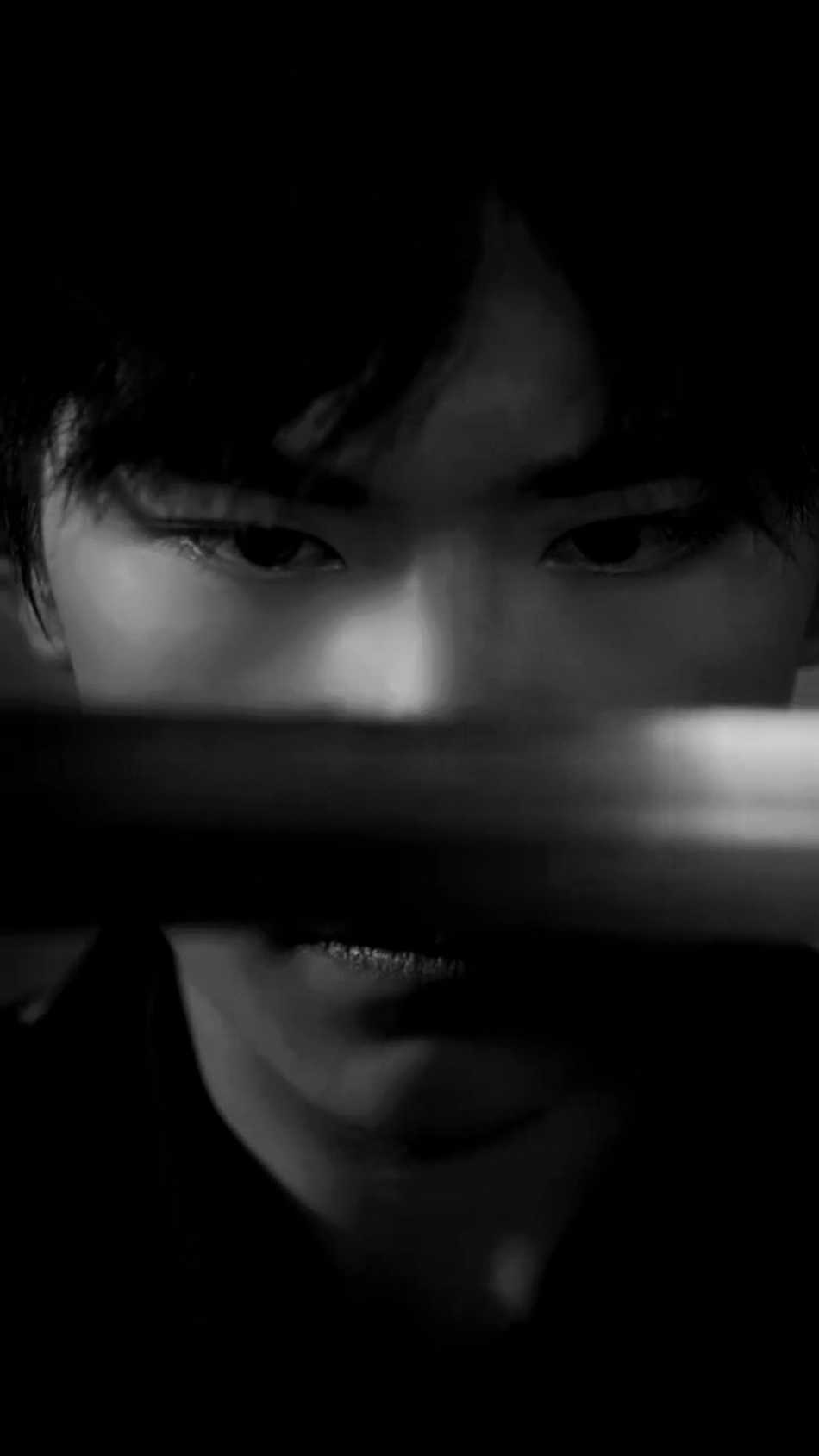 组图:易烊千玺着黑色长袍外套拍摄广告 手握刀剑眼神凌厉气场足_高清