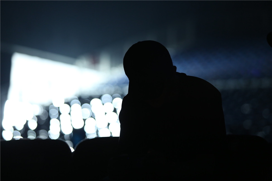 组图:蔡徐坤黑t黑帽现身彩排现场 全黑look玩转光影上演侧颜杀